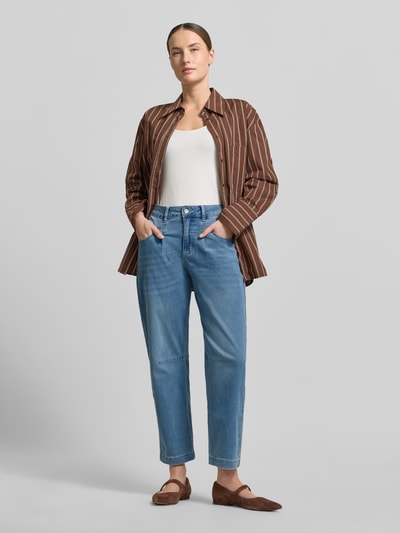 Frauenmodel trägt Straight Fit Jeans in verkürzter Passform Modell 'Cozy' von Buena Vista, 5-Pocket-Design, mittleres Blau, Ganzkörperansicht von vorne. Elastischer Baumwoll-Mix, Knopf- und Reißverschluss, Kontext: Damen Jeans, Bundweite S 39 cm, Innenbeinlänge S 70 cm.