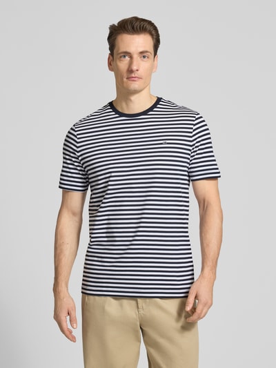 Männermodel trägt Regular Fit T-Shirt Mit Logo-Stitching von Christian Berg Men, gestreift, reine Baumwolle, Ganzkörperansicht von vorne.