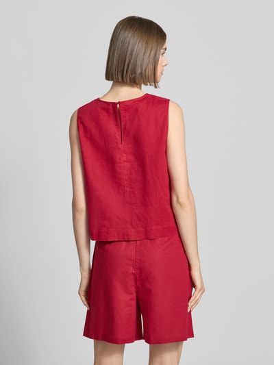 Frauenmodel trägt Regular Fit Top aus Leinen-Baumwolle-Mix von Marc O'Polo Denim, unifarben rot, ärmellos, Rückansicht, Ganzkörperansicht.