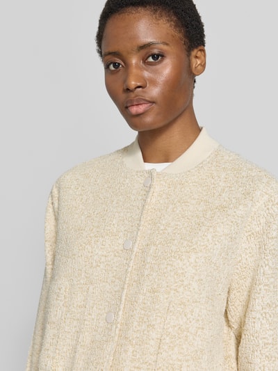 Frauenmodel trägt Regular Fit Sweatjacke mit Baseball-Kragen Modell 'BERNICE L' von Brax in Creme mit strukturierter Oberfläche, Nahaufnahme Oberkörper, Damen Sweatjacke von Brax.