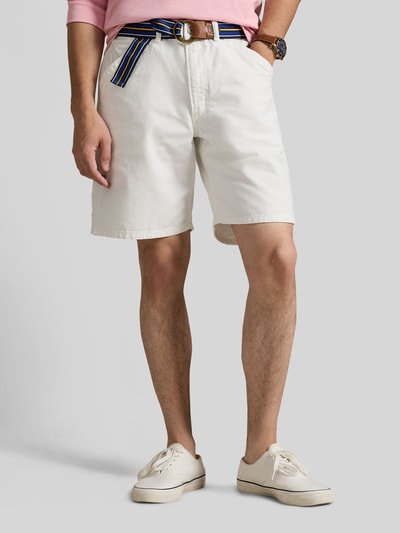 Männermodel trägt Regular Fit Bermudas aus reine katoen van Polo Ralph Lauren, look: effen, pasvorm: regular fit, zij-ingrijpzakken, riemlussen, knoop- en ritssluiting, achterzak, puur katoen, Ganzkörperansicht van voren.