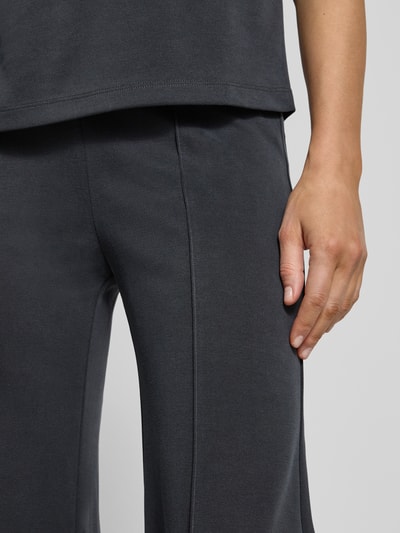 Frauenmodel trägt Hose aus Modal-Mix mit Längsnähten von Jake*s Collection in Dunkelgrau, Relaxed Fit, Nahaufnahme Oberschenkel.