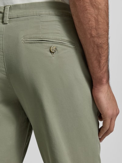 Männermodel trägt Slim Fit Chino aus Bio-Baumwoll-Mix Modell '175-SLIM NEW MILES' von Selected Homme, Optik: Unifarben, Detailaufnahme Rückansicht.