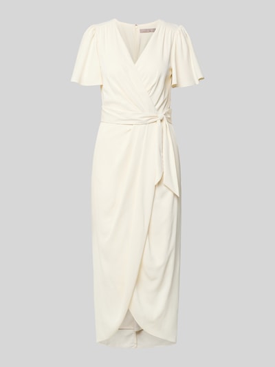 Produktfoto, Cocktailkleid in Wickel-Optik mit Schmetterlingsärmeln von Christian Berg Cocktail aus cremefarbenem Satin, taillierter Schnitt, Midilänge, V-Ausschnitt, Bindegürtel, verlängerter Rücken, leichte Faltenstruktur