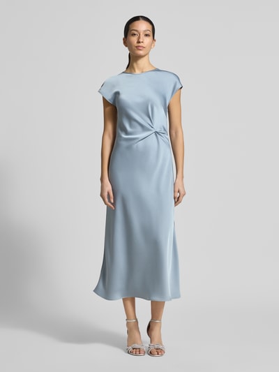 Frauenmodel trägt Cocktailkleid mit Drapierungen von Swing in hellblau, A-Linie, Midikleid, Rundhalsausschnitt, Ganzkörperansicht von vorne.