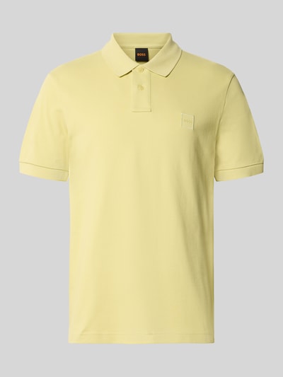 Produktfoto, Regular Fit Poloshirt aus Baumwoll-Mix Modell 'PASSENGER' von BOSS Orange in Gelb, unifarben, Piqué-Struktur, Polokragen, kurze Ärmel.