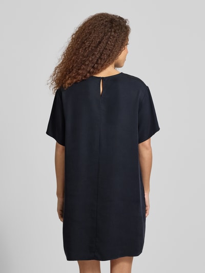 Kobiece modelka nosi Figurumsielendes Freizeitkleid aus Lyocell von Marc O'Polo Denim, efekt: jednolity kolor, mini, okrągły dekolt, naszywka z logo, zapięcie na haftki, rękaw: krótki, wykończenie materiału: pika, materiał: lyocell, zdjęcie całej sylwetki z tyłu