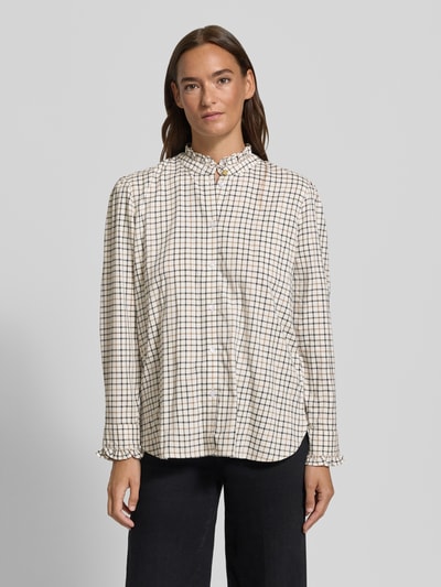 Frauenmodel trägt Langarmbluse mit Rüschenkragen von BARBOUR, kariertes Gitterkaro, Knöpfe, Manschetten, Kragen, Ganzkörperansicht von vorne.
