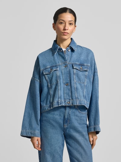 Frauenmodel trägt Relaxed Fit Jeansjacke Modell 'HOLBROOKS' von Drykorn in Blau, Umlegekragen, Brusttaschen, Ganzkörperansicht von vorne.