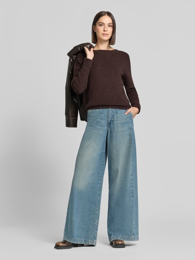 Frauenmodel trägt Slim Fit Longsleeve mit Alpaka-Anteil von Rich & Royal, braun, Strukturstrick, kombiniert mit weiter Jeans, Ganzkörperansicht von vorne. Damen Longsleeve, elastischer Material-Mix mit Alpaka-Anteil, Strick-Anteil, Rundhalsausschnitt.
