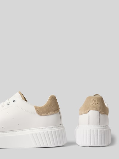 Produktfoto, Low Top Sneaker aus echtem Leder Modell 'SVEA 9A' von Marc O'Polo, biały kolor, okrągły nosek, płaska podeszwa, faktura gładka i zamszowa, detale z logo, kontrastowe elementy, sznurowanie, podeszwa lekko strukturyzowana