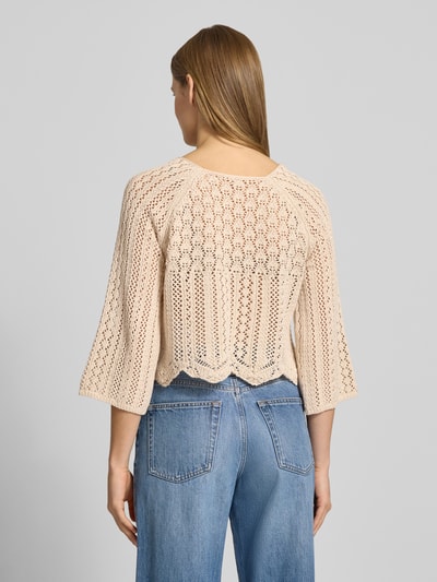 Frauenmodel trägt Cropped Pullover aus Baumwoll-Mix Modell 'NOLA' von Only in Beige, grob gestrickt, Regular Fit, Rückansicht, 3/4-Arm.