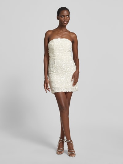 Frauenmodel trägt Cocktailkleid im Off-Shoulder-Look mit Pailletten von Little Mistress, figurbetonter Schnitt, Minikleid, cremeweiß, Rückenlänge bei Größe 36: 60 cm, Brustweite bei Größe 36: 35 cm, Ganzkörperansicht von vorne.