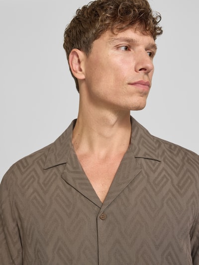 Männermodel trägt Regular Fit Freizeithemd aus Viskose-Baumwoll-Mix Modell 'Bijan' von DRYKORN, Allover-Look, Reverskragen, Nahaufnahme Oberkörper. Rückenlänge Größe M: 78 cm, Schulterbreite: 45 cm, Ärmellänge: 24 cm.