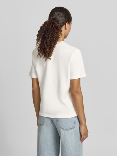 Vrouwenmodel draagt T-shirt met ronde hals en motiefprint van Christian Berg Woman van puur katoen, regular fit, ruglengte maat S 55 cm, ganzkörperansicht rückansicht