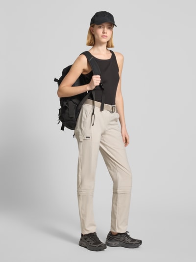 Frauenmodel trägt Straight Fit Wanderhose mit Zip-Off von G.I.G.A. DX, hellbeige, elastischer Stoff, abnehmbarer Gürtel, Ganzkörperansicht von vorne.