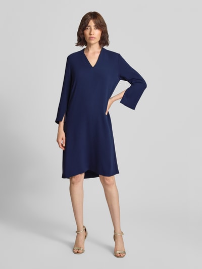 Vrouwenmodel draagt Relaxed Fit jurk met v-hals van windsor., donkerblauw, Knielengte, 3/4-mouw, ruglengte maat 36: 100 cm, borstwijdte maat 36: 49 cm, mouwlengte maat 36: 52 cm, gladde textuur, Ganzkörperaanzicht van voren.