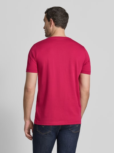 Männermodel trägt T-Shirt mit Rundhalsausschnitt und Label-Stitching von Fynch-Hatton in Rot, Reine Baumwolle, Regular-Fit, Rückenlänge 72 cm, Ganzkörperansicht Rückansicht.