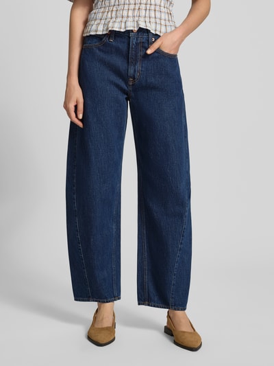 Vrouwenmodel draagt Wide Fit Jeans im 5-Pocket-Design van GAP, puur katoen, donkerblauw, knoop- en ritssluiting, frontale close-up bovenlichaam