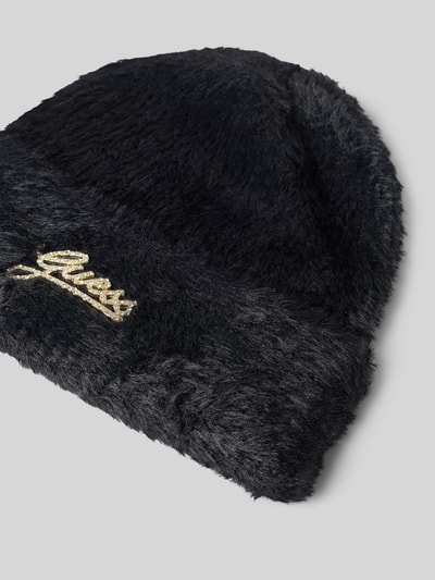 Produktfoto, Mütze mit Logo-Stitching von GUESS aus schwarzem Kunstfell mit Strukturmuster, fixierter Saum, Strick-Optik