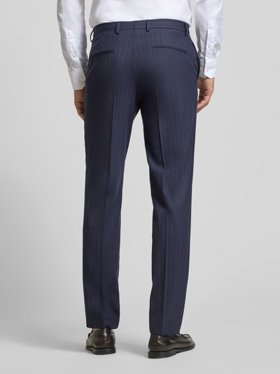 Männermodel trägt Regular Fit Anzughose mit Schurwoll-Anteil Modell 'Leon' von BOSS, dunkles Blau mit feinen Streifen, Ganzkörperansicht Rückansicht, Herren Anzughose von BOSS