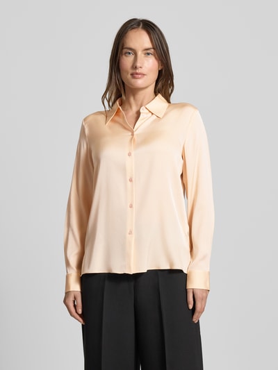 Frauenmodel trägt Regular Fit Langarmbluse aus Seiden-Mix Modell 'BONYA' von BOSS, Optik: Unifarben, Hemdblusenkragen, einreihige Knopfleiste, Ärmelabschluss Manschette, Rumpfabschluss leicht abgerundet, leicht glänzende Textur, Ganzkörperansicht von vorne.