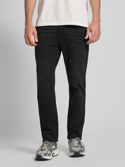 Männermodel trägt Straight Fit Jeans im Five-Pocket-Design von REVIEW, schwarze Waschung, Baumwoll-Elasthan-Mix, Ganzkörperansicht von vorne.