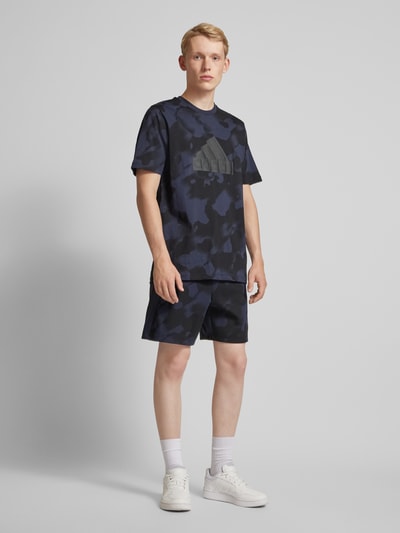 ADIDAS SPORTSWEAR T-Shirt mit Label-Print Dunkelblau 1