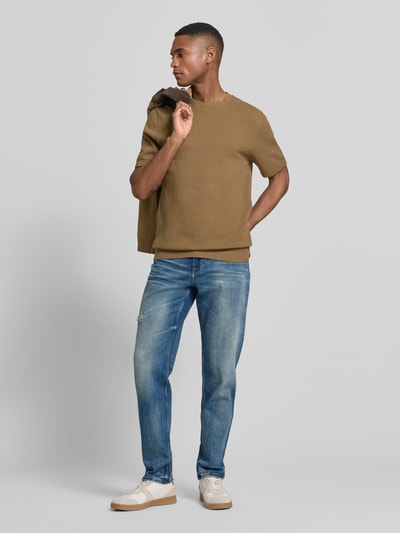 Männermodel trägt Regular Fit Straight Leg Jeans aus Baumwoll-Mix Modell 'RE.MAINE BO VISIBLE' von BOSS Orange, Used-Look, Optik: Unifarben, 5-Pocket-Design, Label-Stitching, Mid Waist, Denim, Ganzkörperansicht von vorne.
