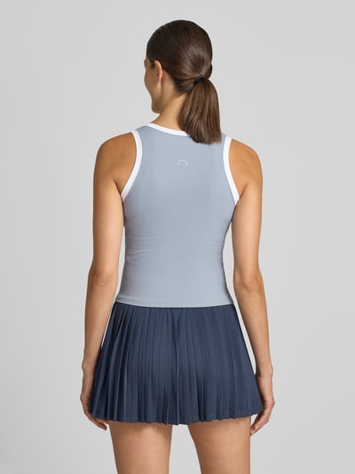 Männermodel trägt top w kolorze jasnoszarym z białą lamówką, krój slim fit, dekolt w serek VARLEY, elastyczna mieszanka materiałów, Model 'Chia', Długość tyłu w rozmiarze S: 45 cm, Ganzkörperansicht Rückansicht