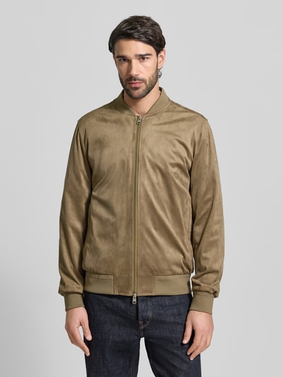 Męski model nosi Regular Fit Jacke in Leder-Optik Modell 'Rapid' od CINQUE, kolor brązowy, krój regular fit, widok całej sylwetki z przodu.