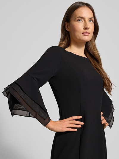 Frauenmodel trägt Knielanges Cocktailkleid mit Trompetenärmeln von Adrianna Papell im Material-Mix mit Stretch-Anteil, Nahaufnahme Oberkörper.