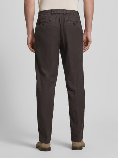 Männermodel trägt Leinenhose mit französischen Eingrifftaschen Modell 'River' von JOOP! Collection, Leinen-Baumwoll-Anteil, Straight, Ganzkörperansicht Rückansicht.