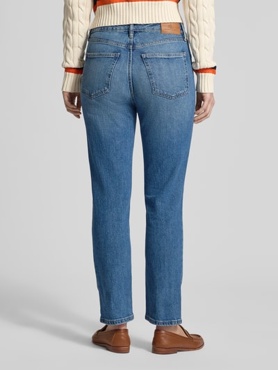 Vrouwenmodel draagt Straight Fit Jeans uit katoenmix van Lauren Ralph Lauren, high waist, 5-pocket, denim, label patch, achterkant volledige lichaamsopname.