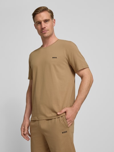 Männermodel trägt Regular Fit Sweatshorts aus Baumwoll-Mix Modell 'MIX&MATCH' von BOSS in Optik: Unifarben, Nahaufnahme Oberkörper. Herren, Label-Stitching-Applikation, elastischer Bundabschluss mit Tunnelzug, seitliche Eingrifftaschen, Materialverarbeitung: Sweat, Baumwoll-Mix.
