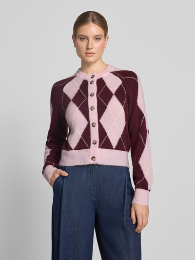 Kobiece modelka nosi Cardigan aus Woll-Mix mit Rundhalsausschnitt Modell 'JOHI' od YAS, różowo-bordowy wzór rombów, prosty krój, okrągły dekolt, długość tyłu 55 cm, długość rękawa 54 cm, zdjęcie całej sylwetki z przodu.