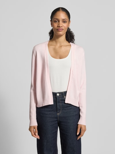 Modelka nosi Regular Fit Cardigan aus Viskose-Mix Modell 'Viril' od Vila, różowy, melanż, struktura dzianiny, krój regular fit, widok z przodu, ujęcie całej sylwetki.
