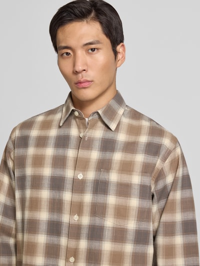 Männermodel draagt Regular Fit Vrijetijdsoverhemd uit puur katoen Model 'CTMENZO' van SELECTED HOMME, rasterruit, kentkraag, twill, nahaufnahme bovenlichaam.