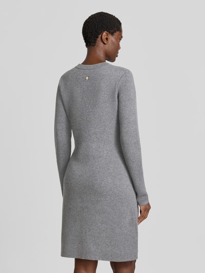 Frauenmodel trägt Figurbetontes Freizeitkleid mit Viskose-Woll-Kaschmir-Anteil Modell '264KN32Kasta' von JOOP! in Hellgrau, Ganzkörperansicht Rückansicht, Damen Freizeitkleid von JOOP!