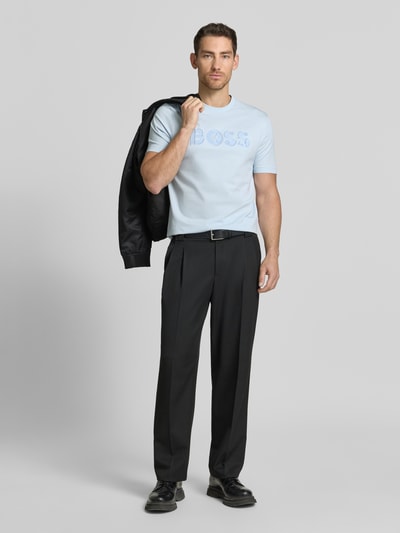 Männermodel trägt Regular Fit T-Shirt aus reiner Baumwolle Modell 'C-THOMPSON 89' von BOSS in Optik: Unifarben, Ganzkörperansicht von vorne.