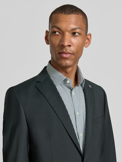 Männermodel draagt Slim Fit 2-knoops colbert model 'Camden' van CG - Club of Gents in zuivere scheerwol, kleur donker, met reverskraag en klepzakken, heren, nahaufnahme bovenlichaam. Ruglengte maat 50: 76 cm, schouderbreedte: 50 cm, mouwlengte: 68 cm.