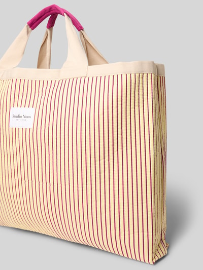 Produktfoto, Beach Bag mit Logo-Patch Modell 'Poplin' von STUDIO NOOS, gestreifte Baumwolloptik in Beige und Pink, offenes Hauptfach, Schulterriemen, Maße ca. 60 cm Breite, 50 cm Länge, 11 cm Tiefe