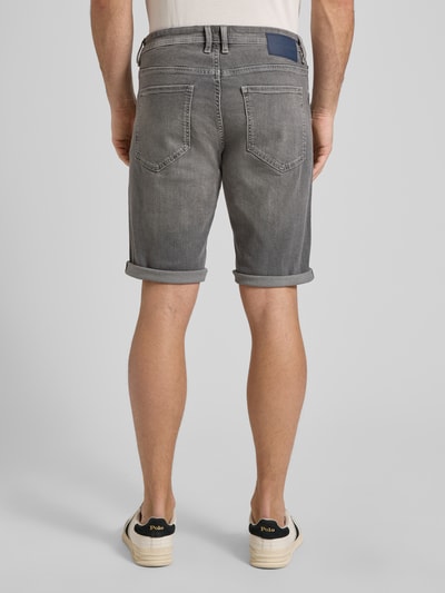 Männermodel trägt Regular Fit Jeans Bermudas aus Baumwoll-Mix von Tom Tailor, graue Denim-Optik, Label-Patch, 5-Pocket-Design, Ganzkörperansicht Rückansicht.