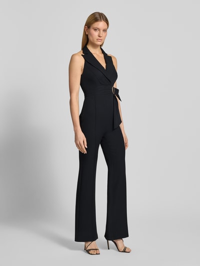 Vrouwenmodel draagt Regular Fit Jumpsuit met Reverskraag van Rinascimento in zwart, V-hals, mouwloos, siernaden, tailleband, volledig lichaam vooraanzicht.