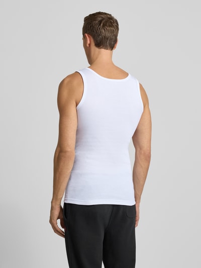 Männermodel trägt weißes Tanktop aus reiner Baumwolle im 2er-Pack von TOM TAILOR mit feiner Rippenstruktur, schmaler Schnitt, Ganzkörperansicht Rückansicht.