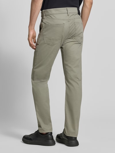 Männermodel trägt Regular Fit Chino aus Baumwoll-Mix von s.Oliver RED LABEL, Optik: Unifarben, Ganzkörperansicht Rückansicht