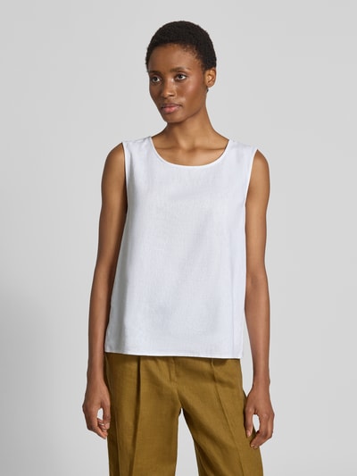 Frauenmodel trägt Top aus Leinen-Mix mit Rundhalsausschnitt Modell 'Lava' von FREE/QUENT in Weiß, Regular Fit, Ganzkörperansicht von vorne.