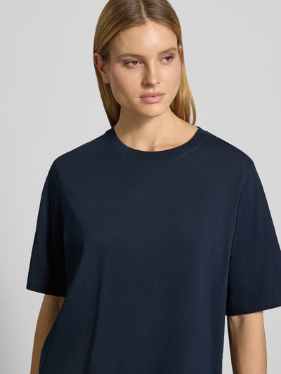 Frauenmodel trägt Boxy Fit T-Shirt aus Bio-Baumwolle Modell 'Derby' von Soyaconcept in Dunkelblau mit Rundhalsausschnitt, Damen T-Shirt, Nahaufnahme Oberkörper. Rückenlänge bei Größe S: 57 cm.