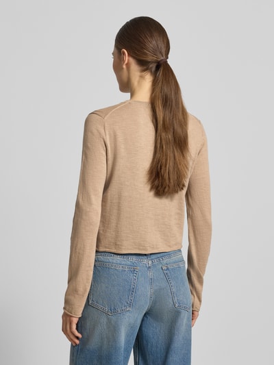 Vrouwenmodel draagt Regular Fit Cardigan aus Baumwolle-Leinen-Mix van Marc O'Polo in effen lichtbruin, fijngebreide structuur, lange mouwen met rolzoom, ronde hals, eenrijige knoopsluiting, regular fit, detailafwerking, gemaakt van katoen-linnen-mix, Ganzkörperansicht Rückansicht.