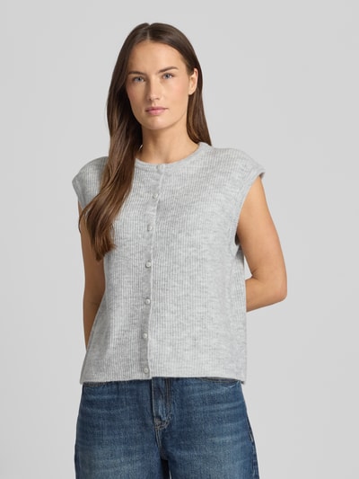 Frauenmodel trägt Loose Fit Strickweste mit Knopfleiste Modell 'Everest' von Neo Noir in Grau mit Rundhalsausschnitt, Damen, Nahaufnahme Oberkörper.